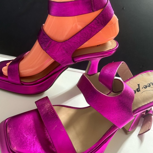 New Free People Candice Heels Metallic magenta pink
Size: 7 1/2 or 9 1/2 - Picture 7 of 12